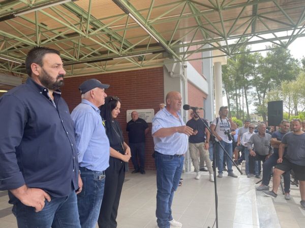 Λάρισα: «Ώρα μηδέν» για την κτηνοτροφία – Οργή και αγανάκτηση στη διαμαρτυρία των κτηνοτρόφων (+Φωτο +Βίντεο)