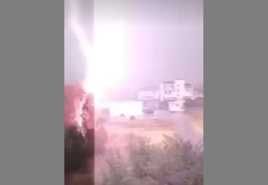Εντυπωσιακό βίντεο από πτώση κεραυνού στην περιοχή της πλατείας Ακαδημίας στην Καρδίτσα