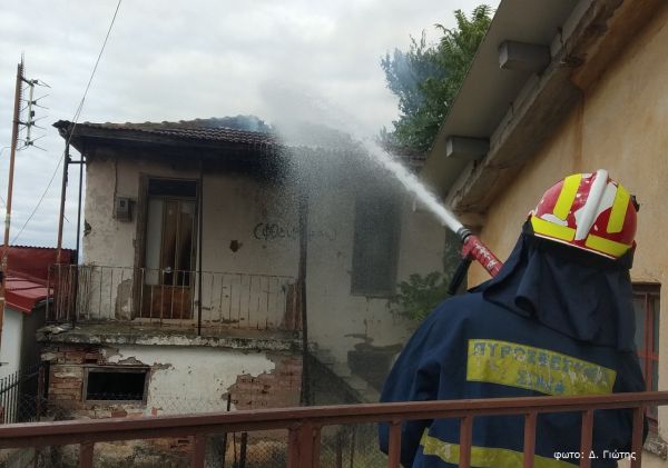 Πυρκαγιά σε εγκαταλλελειμένη κατοικία στο Μαυρομμάτι Καρδίτσας (+Φωτο)