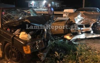 Σφοδρή μετωπική σύγκρουση αυτοκινήτων τα ξημερώματα έξω από τη Λαμία με νεκρό και τραυματίες (+Φώτο +Βίντεο)
