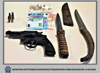 Συνελήφθη άνδρας στο Βόλο που αφαίρεσε με βία χρήματα από το συγκάτοικό του - Βρέθηκαν πιστόλι και μαχαίρια