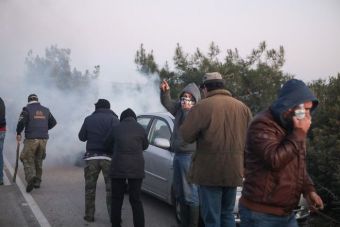 Μεταναστευτικό: Πετροπόλεμος στη Μυτιλήνη - Μολότοφ και πασχαλινές ρουκέτες κατά αστυνομικών στη Χίο