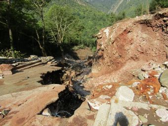 Τη με ασφαλή τρόπο αποκατάσταση του καταστραφέντος από τον «Ιανό» οδικού άξονα Μουζάκι – μοναστήρι Αγίας Τριάδας Οξυάς ζητούν κάτοικοι της Οξυάς