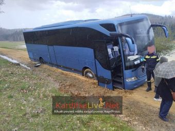 «Κόλλησε» στον παραλίμνιο Μορφοβουνίου τουριστικό λεωφορείο - Επιστρατεύτηκε φορτωτής για τον απεγκλωβισμό του (+Φωτο)