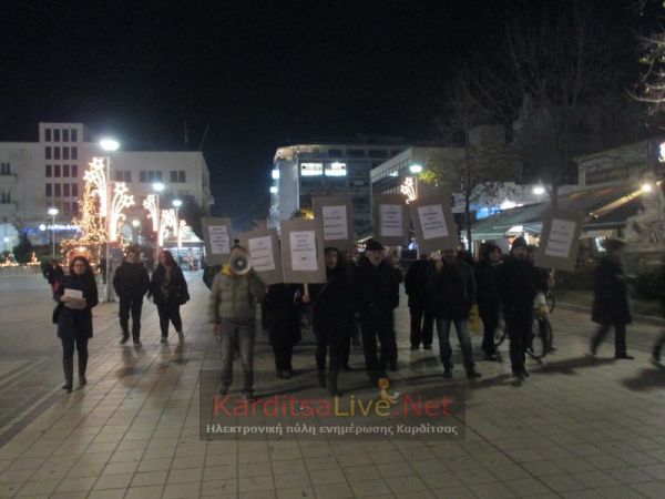 Πικετοφορία στον κεντρικό πεζόδρομο της Καρδίτσας ενάντια στη συμφωνία Ελλάδας - Η.Π.Α. για τις βάσεις