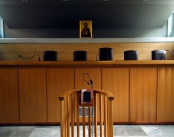 Στα δικαστήρια οδηγήθηκε η 32χρονη μητέρα για να απολογηθεί για τη δολοφονία της τρίχρονης κόρης της