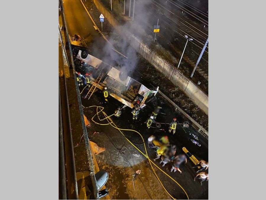 21 νεκροί και 15 τραυματίες από πτώση λεωφορείου από οδογέφυρα έξω από την Βενετία