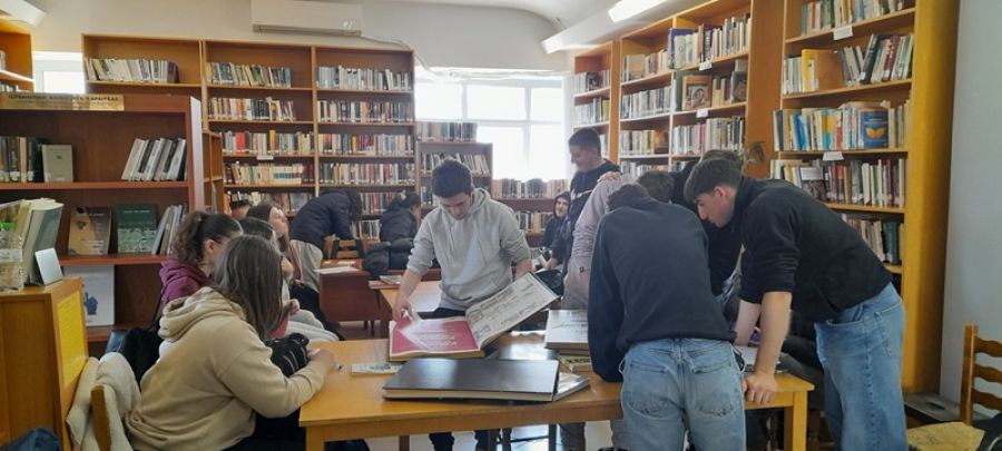 Εκπαιδευτική επίσκεψη μαθητών της Β' Τάξης του 4ου ΓΕΛ Καρδίτσας στη Δημοτική και Λαϊκή βιβλιοθήκη "Η Αθηνά" Καρδίτσας