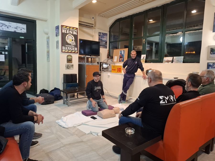 Μάθημα πρώτων βοηθειών, πραγματοποιήθηκε στο σύλλογο μοτοσυκλετιστών Καρδίτσας από το ΕΚΑΒ Καρδίτσας