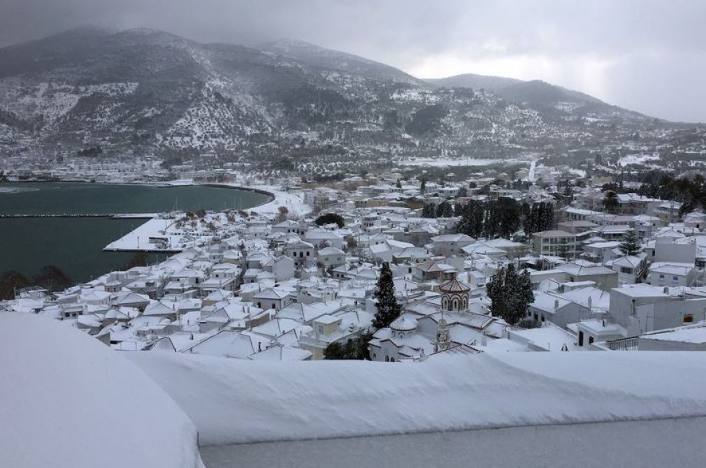 Συνεχίζεται η χιονόπτωση στις Σποράδες – Επανήλθε το ηλεκτρικό ρεύμα στη Σκόπελο