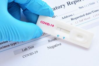 Κορονοϊός: Δύο δωρεάν self test σε όσους ανεμβολίαστους επιστρέφουν από διακοπές