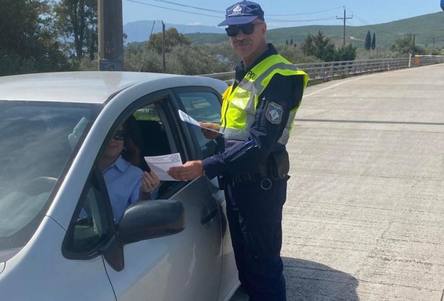 Ενημερωτικά φυλλάδια με συμβουλές οδικής ασφάλειας διένειμαν αστυνομικοί του Τμήματος Τροχαίας Αυτοκινητοδρόμων Π.Α.Θ.Ε. Μαγνησίας σε οδηγούς οχημάτων
