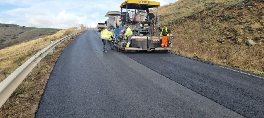 Αντιολισθητική άσφαλτος έπεσε στο πολύπαθο οδικό τμήμα της Ε.Ο. Καρδίτσας - Λάρισας, στη Συκεώνα