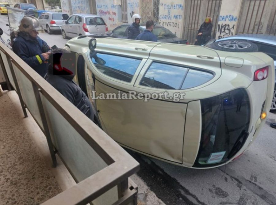 Λαμία: Τροχαίο με αναποδογυρισμένο αυτοκίνητο στην οδό Μακροπούλου – Στο νοσοκομείο προληπτικά η οδηγός