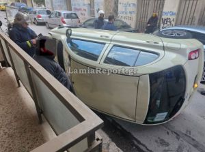 Λαμία: Τροχαίο με αναποδογυρισμένο αυτοκίνητο στην οδό Μακροπούλου – Στο νοσοκομείο προληπτικά η οδηγός