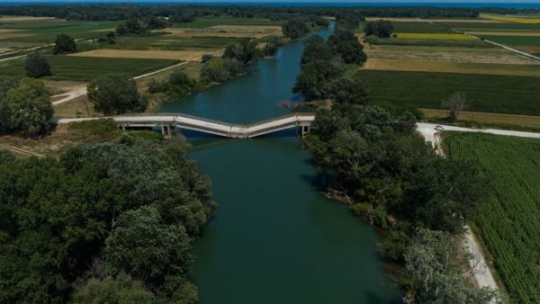 Κατεστραμμένη γέφυρα Παλαιόπυργου Λάρισας: Άλλοι παίρνουν το ρίσκο και άλλοι… κάνουν τον γύρο