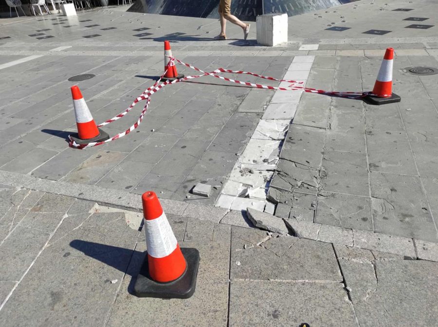 Οροθετήθηκαν και περιμένουν αποκατάσταση ζημίες στον πεζόδρομο της Κεντρικής πλατείας