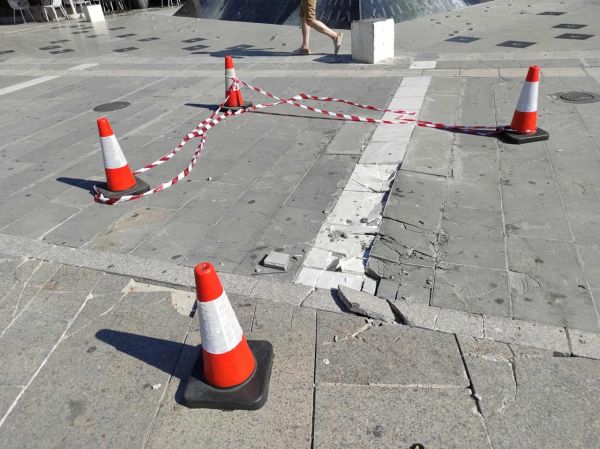 Οροθετήθηκαν και περιμένουν αποκατάσταση ζημίες στον πεζόδρομο της Κεντρικής πλατείας