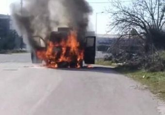 Παρανάλωμα του πυρός έγινε φορτηγάκι έξω από τη Λάρισα