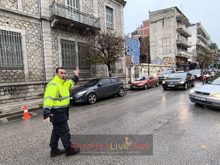 Επί ποδός η Τροχαία Καρδίτσας - Αυξημένη η κίνηση στους δρόμους της πόλης παραμονή Χριστουγέννων (+Φωτο)
