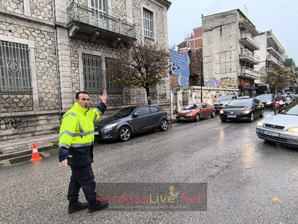 Επί ποδός η Τροχαία Καρδίτσας - Αυξημένη η κίνηση στους δρόμους της πόλης παραμονή Χριστουγέννων (+Φωτο)