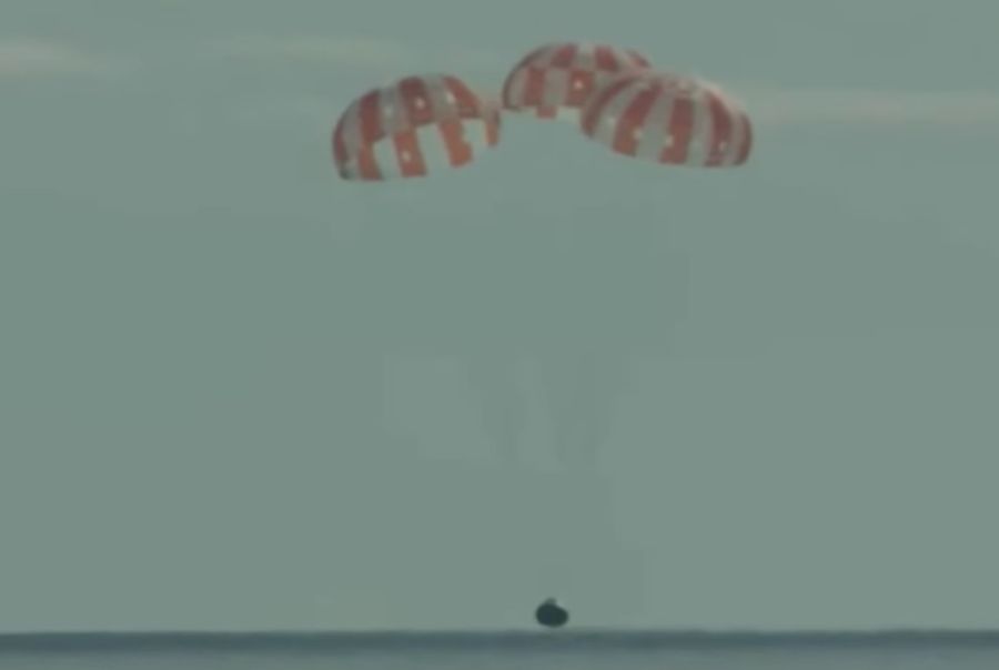 Το διαστημόπλοιο Orion της Nasa επέστρεψε στη Γη μετά το ταξίδι του γύρω από τη Σελήνη