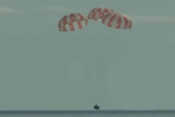 Το διαστημόπλοιο Orion της Nasa επέστρεψε στη Γη μετά το ταξίδι του γύρω από τη Σελήνη