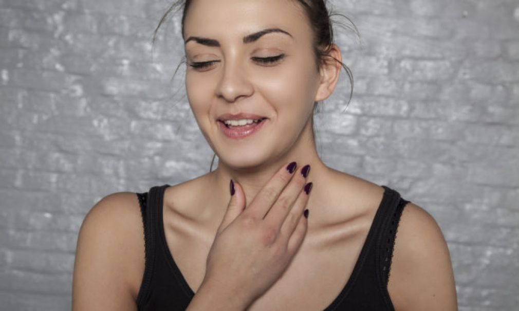 Γιατί «καθαρίζετε» συνέχεια το λαιμό σας – Δείτε τις πιθανές αιτίες
