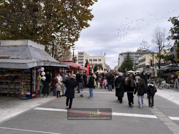 Κεντρική πλατεία Καρδίτσας: Πρωτοχρονιάτικη δράση από το περίπτερο Αντ. Κρανίτσα με τον Αϊ Βασίλη και τα ξωτικά του – «σκορπίζει» χαρά και χαμόγελα έως τις 15.00 (+Φωτο +Βίντεο)