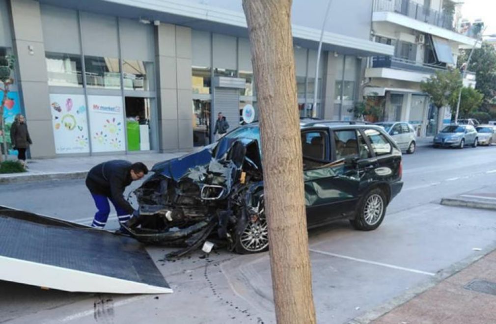 Καλαμάτα: Αυτοκίνητο έκοψε δέντρο και “καρφώθηκε” σε τοίχο σπιτιού