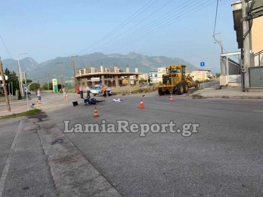 Λαμία: Τραυματίστηκε διανομέας μετά από σύγκρουση δικύκλου με γκρέιντερ (+Φώτο)