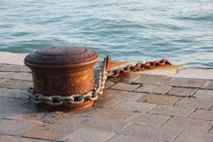 Μετ’ εμποδίων, λόγω ισχυρών ανέμων, η έξοδος του Δεκαπενταύγουστου από τα τρία λιμάνια της Αττικής