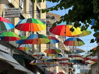 Εργασίες αντικατάστασης των πολύχρωμων ομπρελών στον πεζόδρομο της Παλαιών Μαστόρων (+Φωτο +Βίντεο)