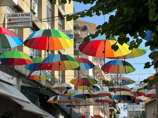 Εργασίες αντικατάστασης των πολύχρωμων ομπρελών στον πεζόδρομο της Παλαιών Μαστόρων (+Φωτο +Βίντεο)