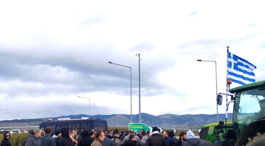 Τρίκαλα: Μπλόκο αγροτών για 48 ώρες στα βαρέα οχήματα στο Μουργκάνι