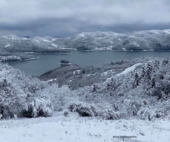 Στα λευκά ξύπνησαν τα ορεινά της Καρδίτσας το πρωί της Δευτέρας (16/3)