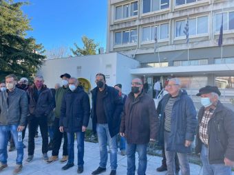 Διαμαρτυρία στη ΔΕΗ Λάρισας από το… μπλόκο της Νίκαιας (+Βίντεο)