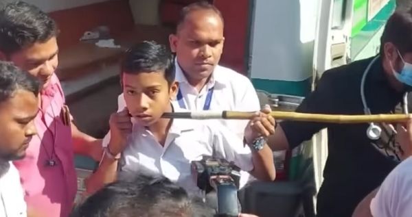 Ινδία: Ακόντιο διαπέρασε το λαιμό 14χρονου αλλά επέζησε! (+Βίντεο)