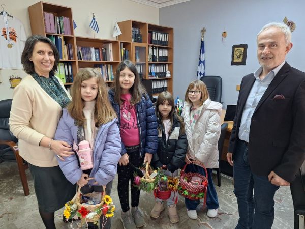 Στον Δ/ευθυντή Π.Ε. Καρδίτσας οι "Λαζαρίνες" του 1ου Δημοτικού Σχολείου Καρδίτσας