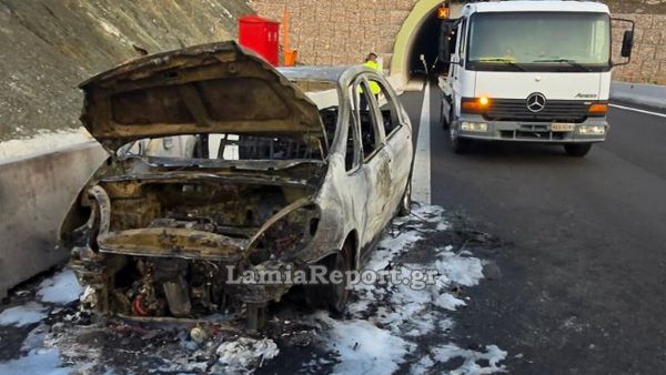 Κάηκε όχημα στον Ε65, στο ύψος της Ξυνιάδας (+Φωτο)