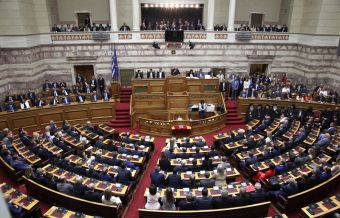 Πέρασε από τη Βουλή με 156 ψήφους το σχέδιο νόμου για τη συνεπιμέλεια - Καταψήφισαν Γιαννάκου και Κεφαλογιάννη
