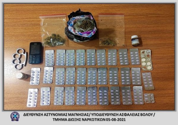 Σύλληψη άνδρα στο Βόλο για παραβάσεις της νομοθεσίας περί ναρκωτικών και όπλων