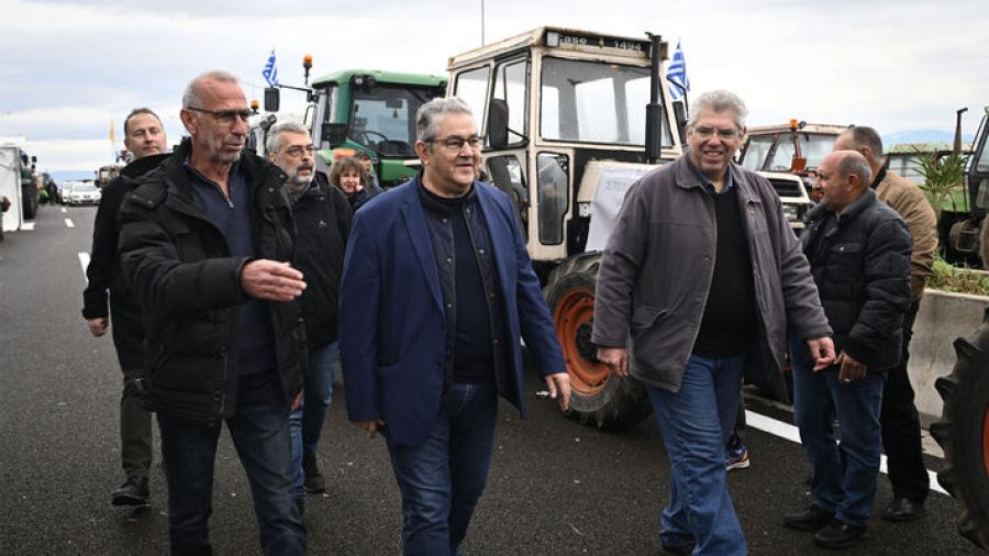 Το "μπλόκο" στον Ε-65 στην Καρδίτσα επισκέφθηκε ο Γ.Γ. της ΚΕ του ΚΚΕ Δημήτρης Κουτσούμπας