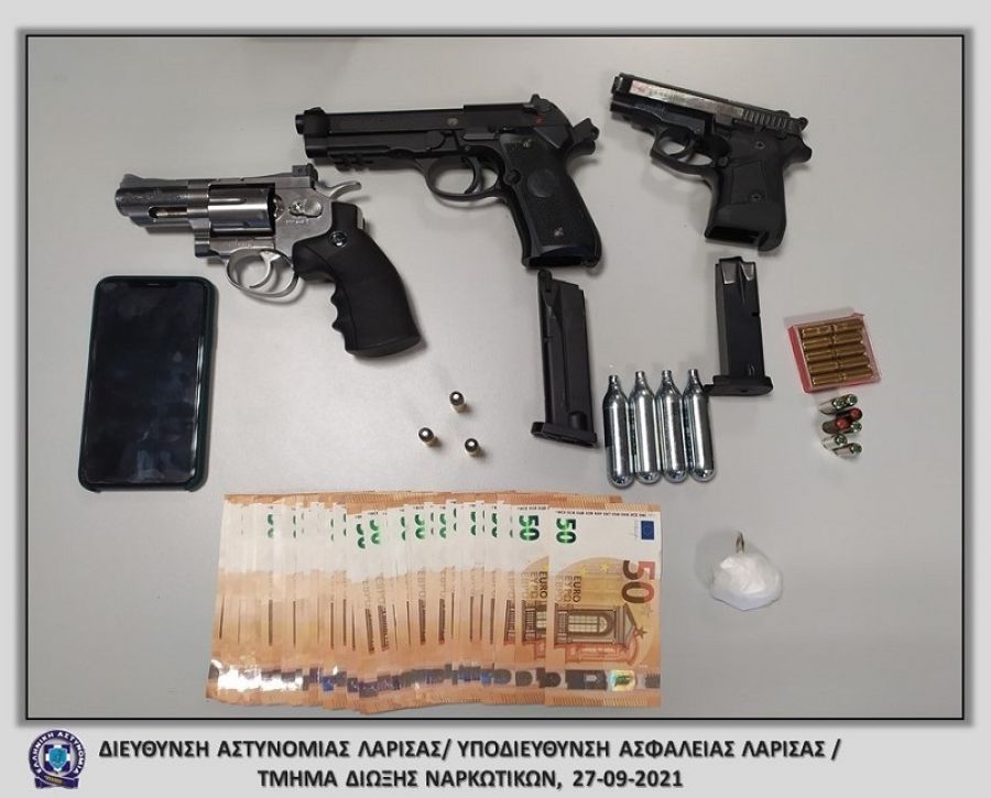Σύλληψη άνδρα Λάρισα για παραβάσεις των νομοθεσιών περί ναρκωτικών και περί όπλων
