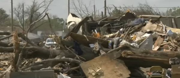 Τουλάχιστον τέσσερις νεκροί λόγω ανεμοστρόβιλου στο Αρκάνσας και καταιγίδας στο Ιλινόις (+Βίντεο)