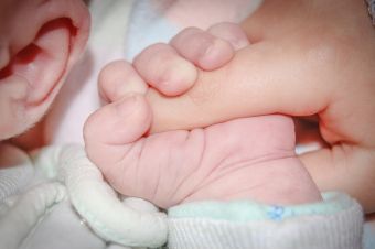Περαιτέρω μείωση κατά 10,3% σημείωσαν οι γεννήσεις στην Ελλάδα πέρυσι ανακοίνωσε η ΕΛΣΤΑΤ