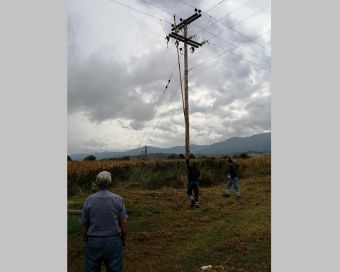Κεραυνός έπεσε σε κολώνα ηλεκτρισμού στο Ξινονέρι