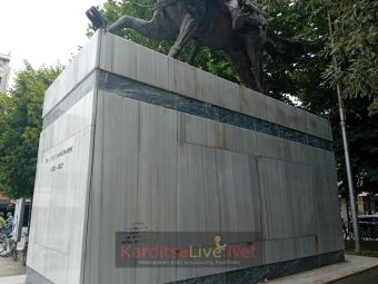 Καθαρίστηκε από τα γκράφιτι το βάθρο του ανδριάντα του Γ. Καραϊσκάκη (+Φωτο)