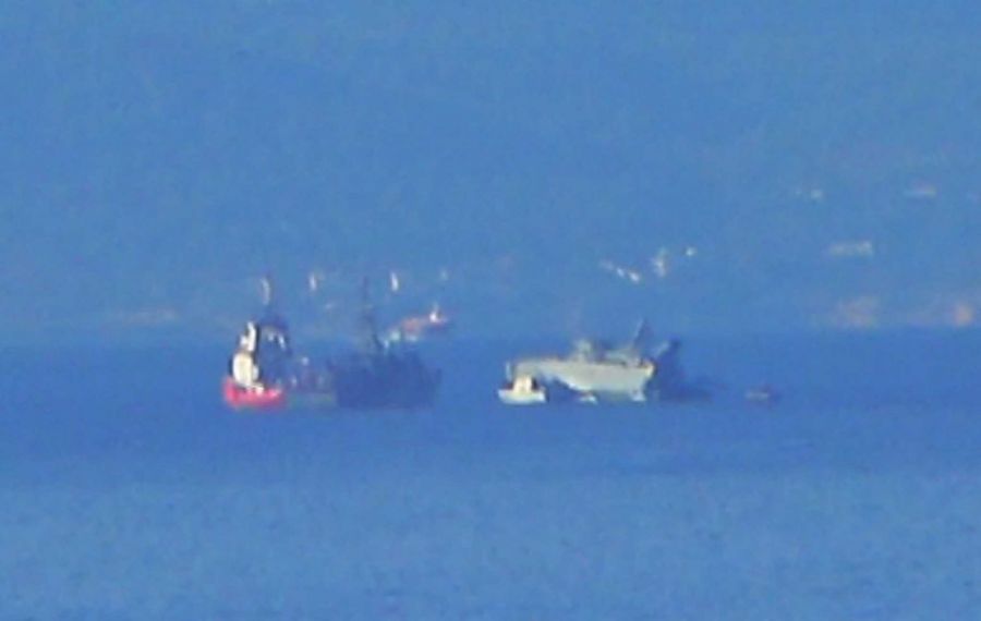 Πλοίο του Πολεμικού Ναυτικού συγκρούστηκε με φορτηγό πλοίο έξω από τον Πειραιά - Σε εξέλιξη η διαδικασία ρυμούλκησής του (+Βίντεο)