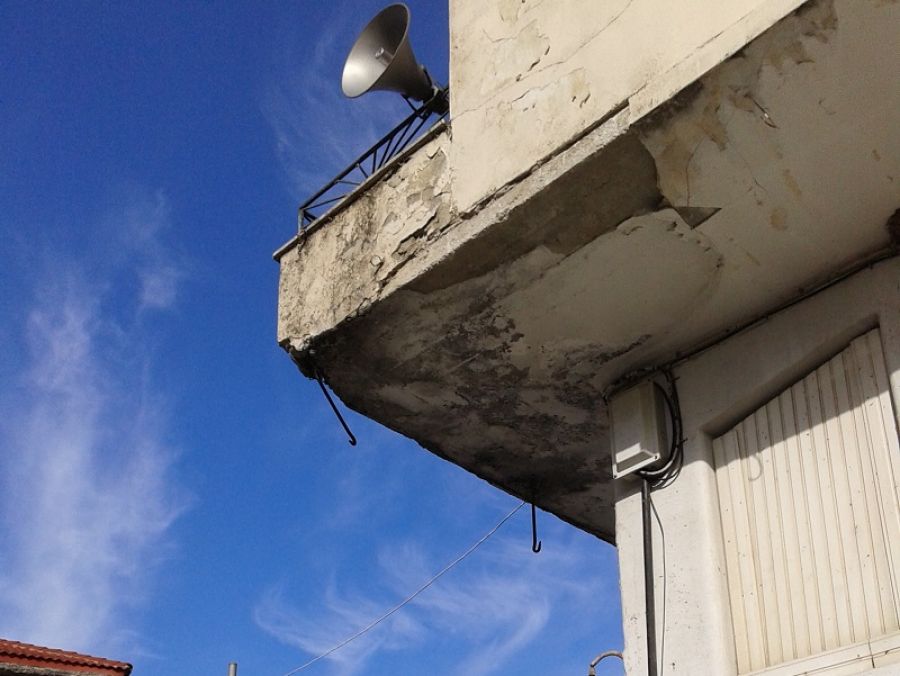 Περιβαλλοντική και Οικολογική Παρέμβαση: "Βρέχει ...σοβάδες και τσιμέντα στον κεντρικότερο δρόμο του Μουζακίου..."